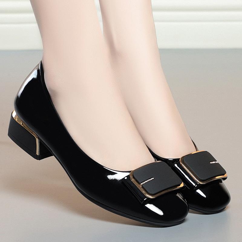 Весенние новые женские модные туфли на квадратном каблуке для вечеринок, черные офисные туфли из мягкой искусственной кожи, удобные балетки с металлической пряжкой