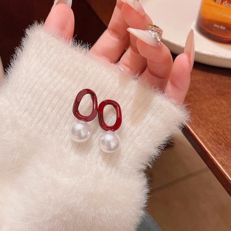 Элегантные серьги с красным геометрическим жемчугом для праздничного образа осенью и зимой