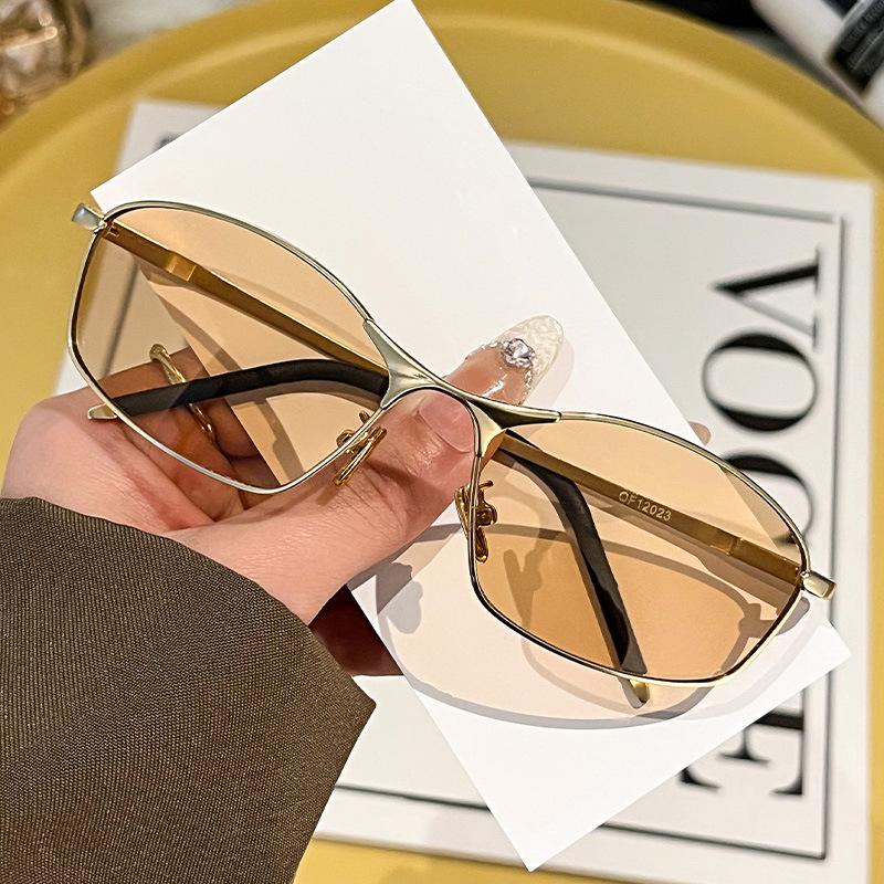 New metal square sunglasses Internet celebrity female fashion street shot advanced sense UV protection sunglasses