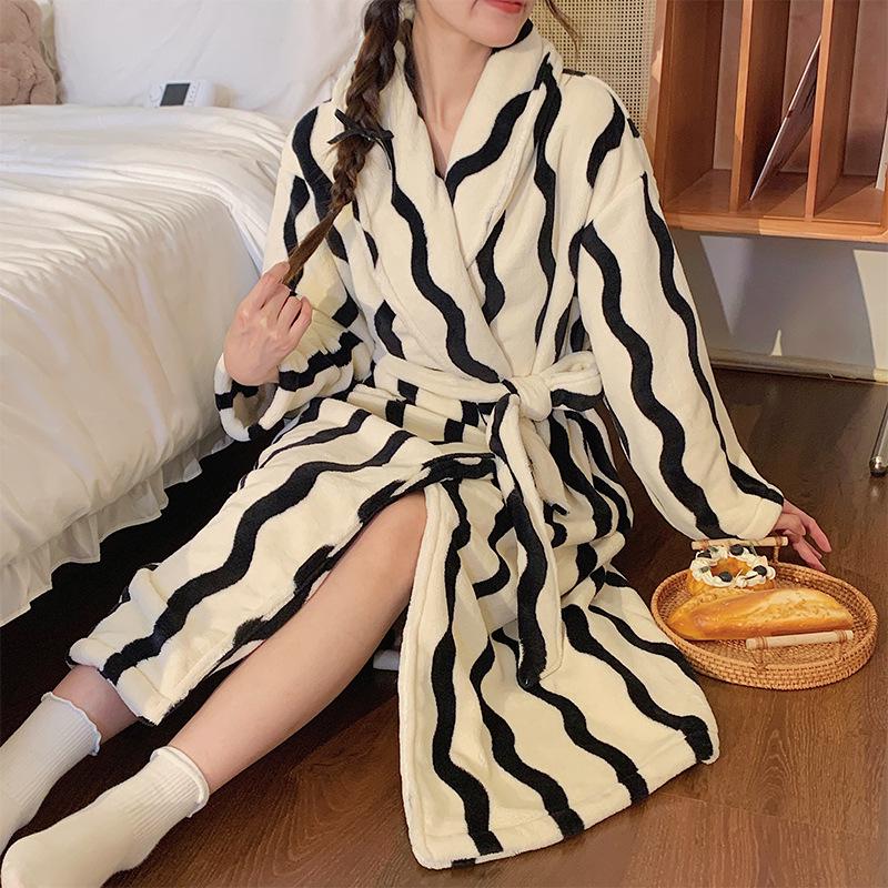 Ночная рубашка из полосатого кораллового флиса: Длинный фланелевый халат на осень и зиму