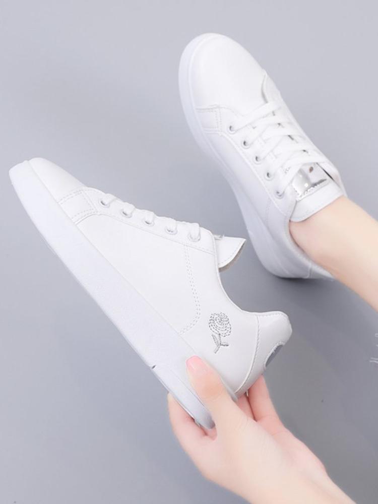 Fashion Women Casual Shoes New Spring Fashion Embroidered White Breathable Flower Lace-Up Sneakers 2025