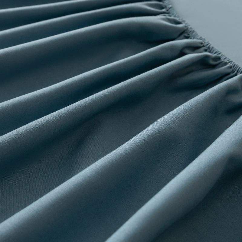 «Однотонная простыня из матового хлопка – защитный чехол для матраса на двухъярусной кровати в общежитии»