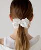 Шелковый scrunchie Aphrose с логотипом в рамке (белый)