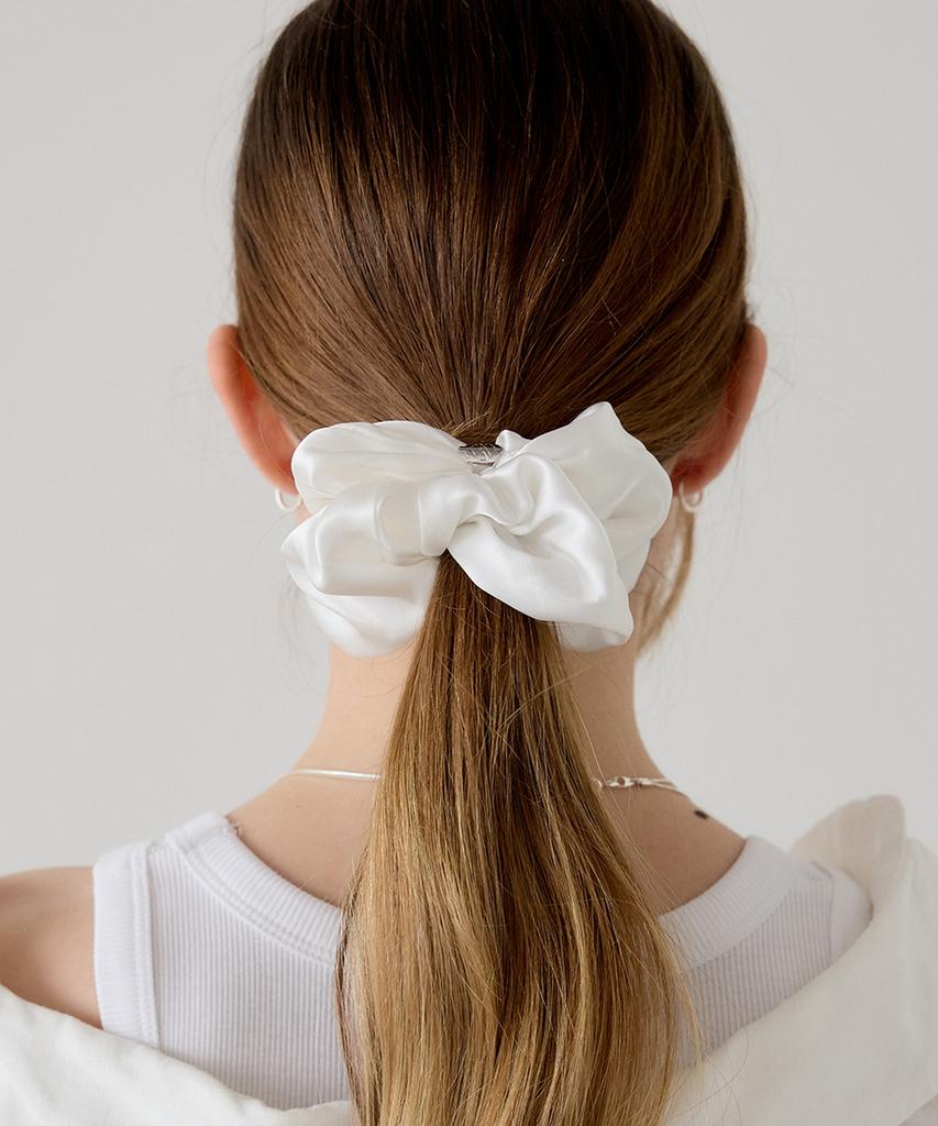 Шелковый scrunchie Aphrose с логотипом в рамке (белый)