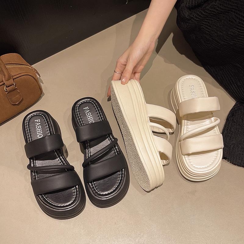 Тапочки женские для улицы 2025 лето новые сандалии модные на платформе-маффин пляжная обувь студенческие крутые тапочки