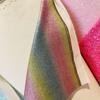 Блестящая ткань из искусственной кожи с градиентной радугой и золотисто-серебряными блестками