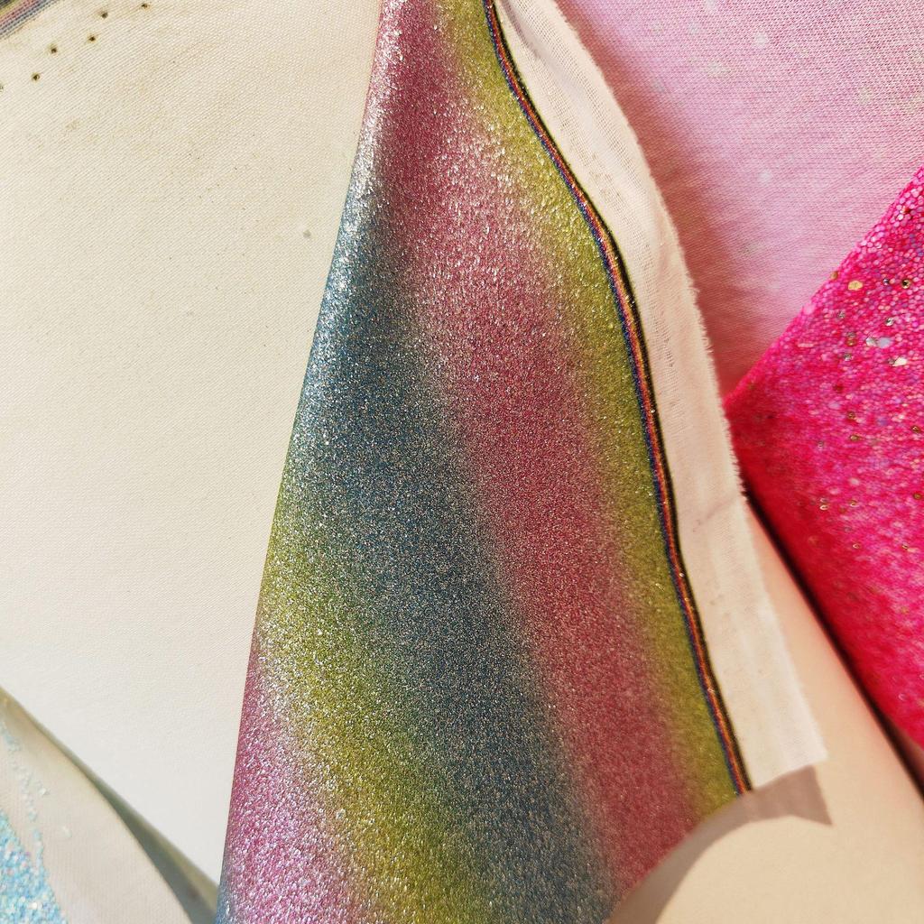 Блестящая ткань из искусственной кожи с градиентной радугой и золотисто-серебряными блестками