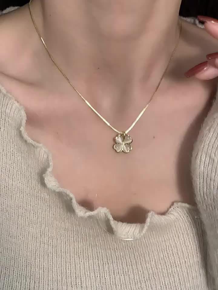 Ожерелье с четырехлистным клевером - Изысканная цепочка на ключицы с лепестками, Минималистичный шик для декольте, Элегантный сувенир в подарок для вечеринок и повседневной носки
