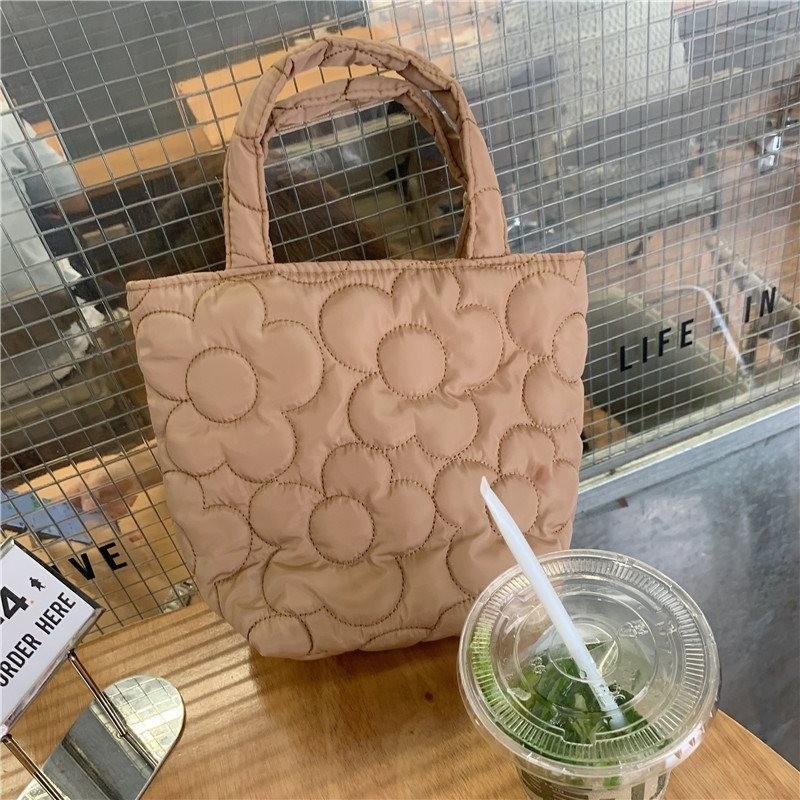 Стильная стеганая сумка-тоут для перекусов и детских вещей, идеально подходящая для ежедневного использования мамой.