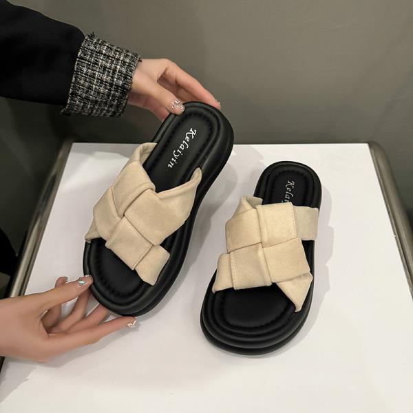 Fashion Shoes Woman 2025 Slippers For Swimming Pool Luxury Slides Pantofle Platform Beach Designer New Fashion Scandals House Slippers P