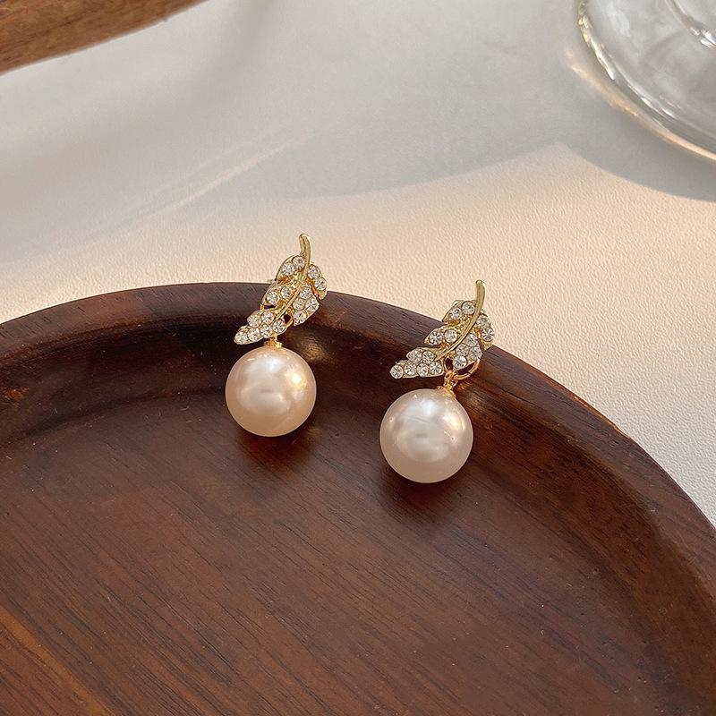 «Серьги-бантики из серебряных игл с жемчугом и цирконием»: Нишевый дизайн, стильный и универсальный, легкий роскошный аксессуар высокого класса.