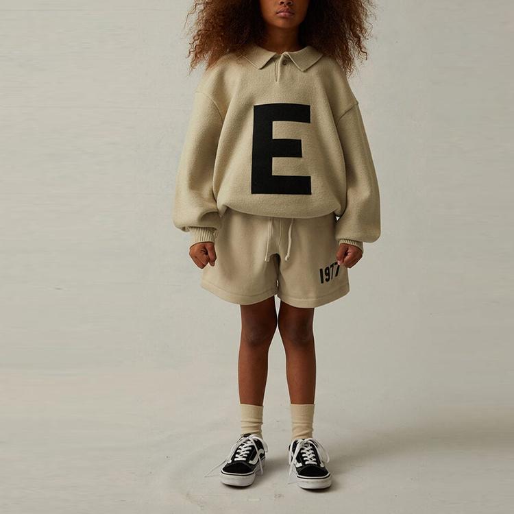 Fear of God Essentials Детская вязаная поло-толстовка с большим E Детские топы Пшеничный FOG-SS22-164