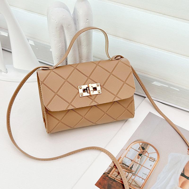 Маленькая квадратная стеганая сумка через плечо с тиснением