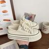 Нишевый дизайн чувство два износа платформа парусиновые туфли молочные жужжащие летние универсальные маленькие белые туфли женские педальные ленивые бордовые туфли