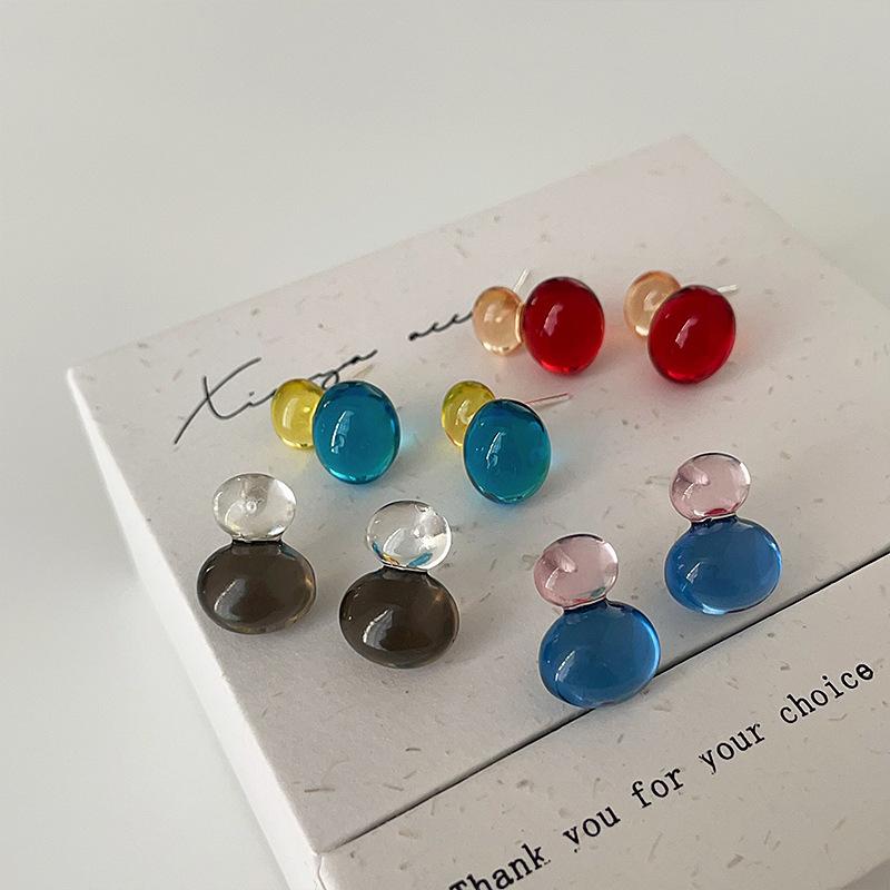 Серьги-гвоздики с шариками из смолы цвета дофамина, контрастные по цвету, женские, нишевые, простые и универсальные, модные серьги