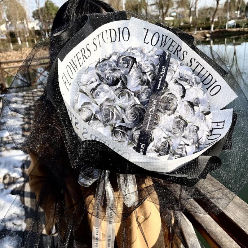 Букет «Ледяная голубая роза» из мыльных цветов, сохраненных методом стабилизации - подарок на День святого Валентина для партнера