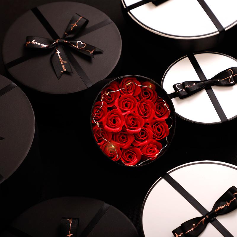 Сувенирный набор De Yuan со свежими цветами и помадой в круглой коробке