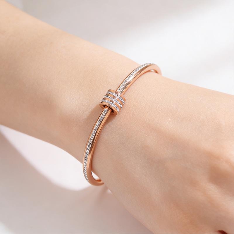 New versatile and fashionable slim waist rotating opening light luxury style high-end bracelet