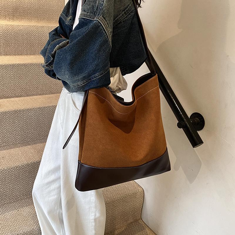 Замшевая сумка в стиле ретро 2025 новая модная сумка-ведро для поездок на работу премиальной текстуры сумка-тоут на плечо