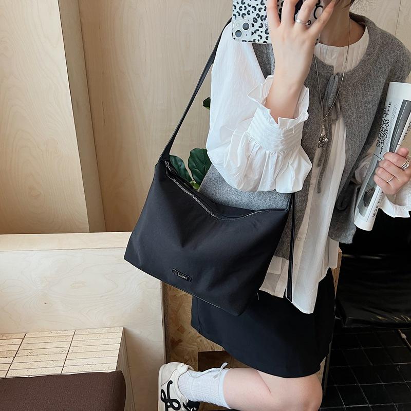 2025 Autumn New Simple Bucket Small Bag Solid Color Fashionable Versatile Shoulder Messenger Bag Casual Commuter Women's Bag