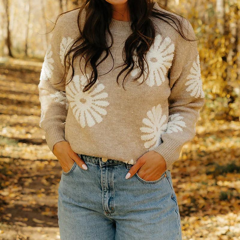Трикотажный женский свитер с цветочным принтом на осень и зиму