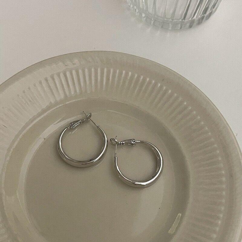 Винтажные красные серьги-кольца в гонконгском стиле: Элегантный женский аксессуар на осень/зиму