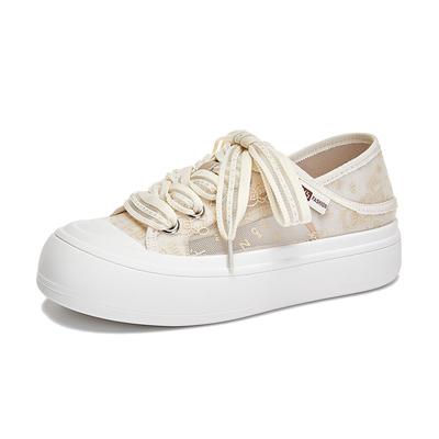 Два носящих маленькую белую обувь женские 2025 лето новая сетчатая дышащая обувь для скейтборда женская универсальная повседневная обувь платформа спортивная женская обувь