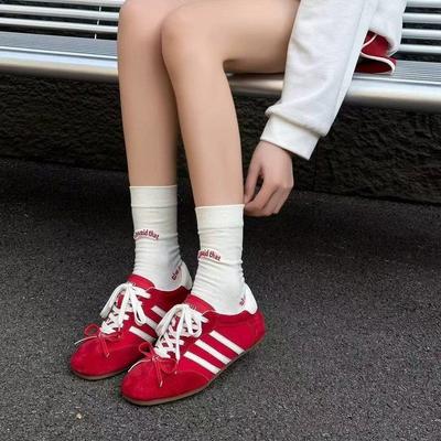 Кожаные немецкие тренировочные туфли женские 2025 новые на плоской подошве ретро на шнуровке кроссовки Форреста Гампа спортивные кеды три полоски цветные