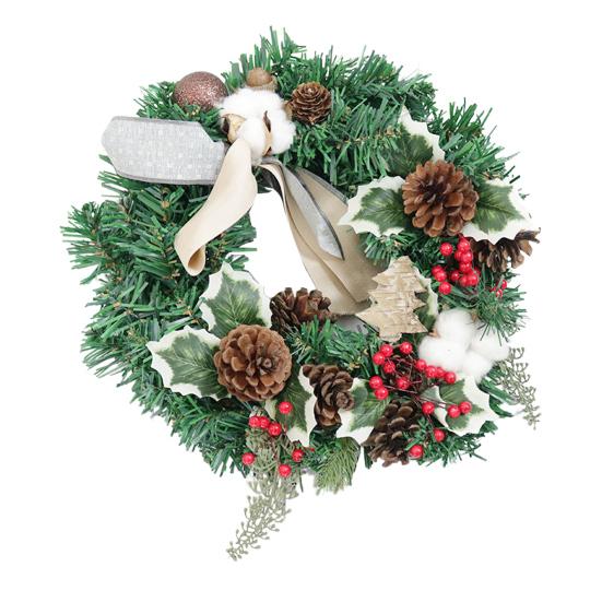 Рождественский венок для входной двери Ручной работы Искусственный венок из зелени с сосновыми шишками Красными ягодами Шарами для внутреннего и наружного праздничного декора
