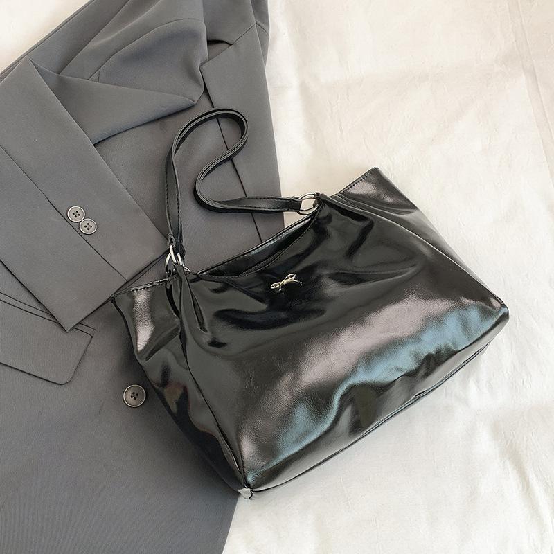 2025 Summer New Solid Color Simple Wind Large Capacity Casual Fashion Hong Kong Style Bright Underarm Shoulder Tote Bag