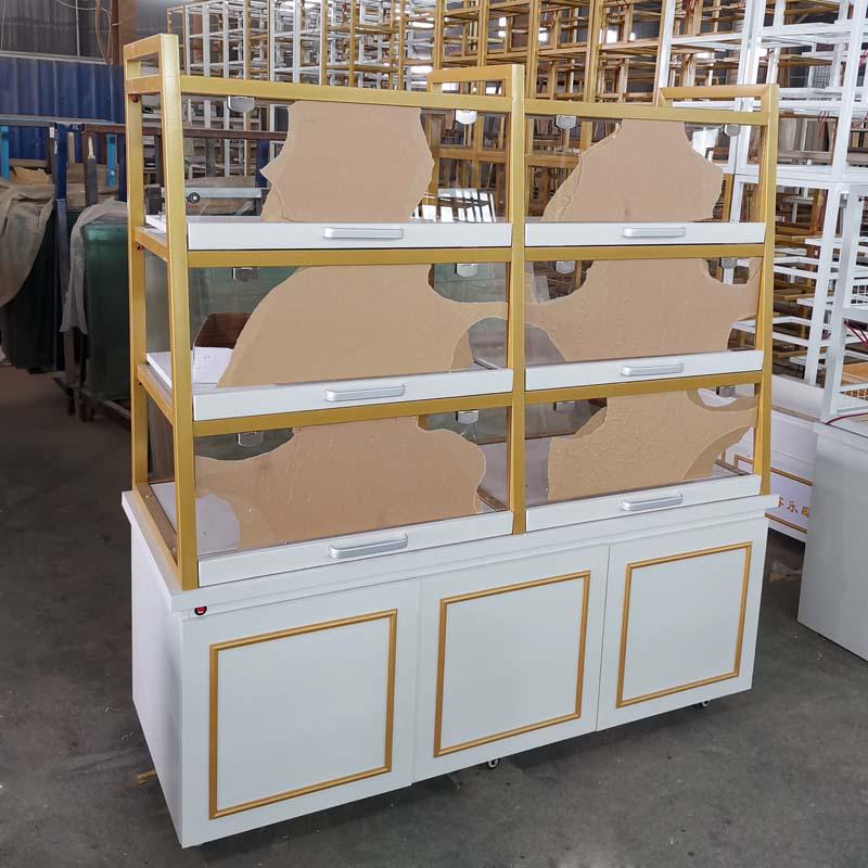 В наличии кондитерская витрина: Остров из массива дерева и кованого железа с ящиками для хлеба, выпечки и жареных продуктов