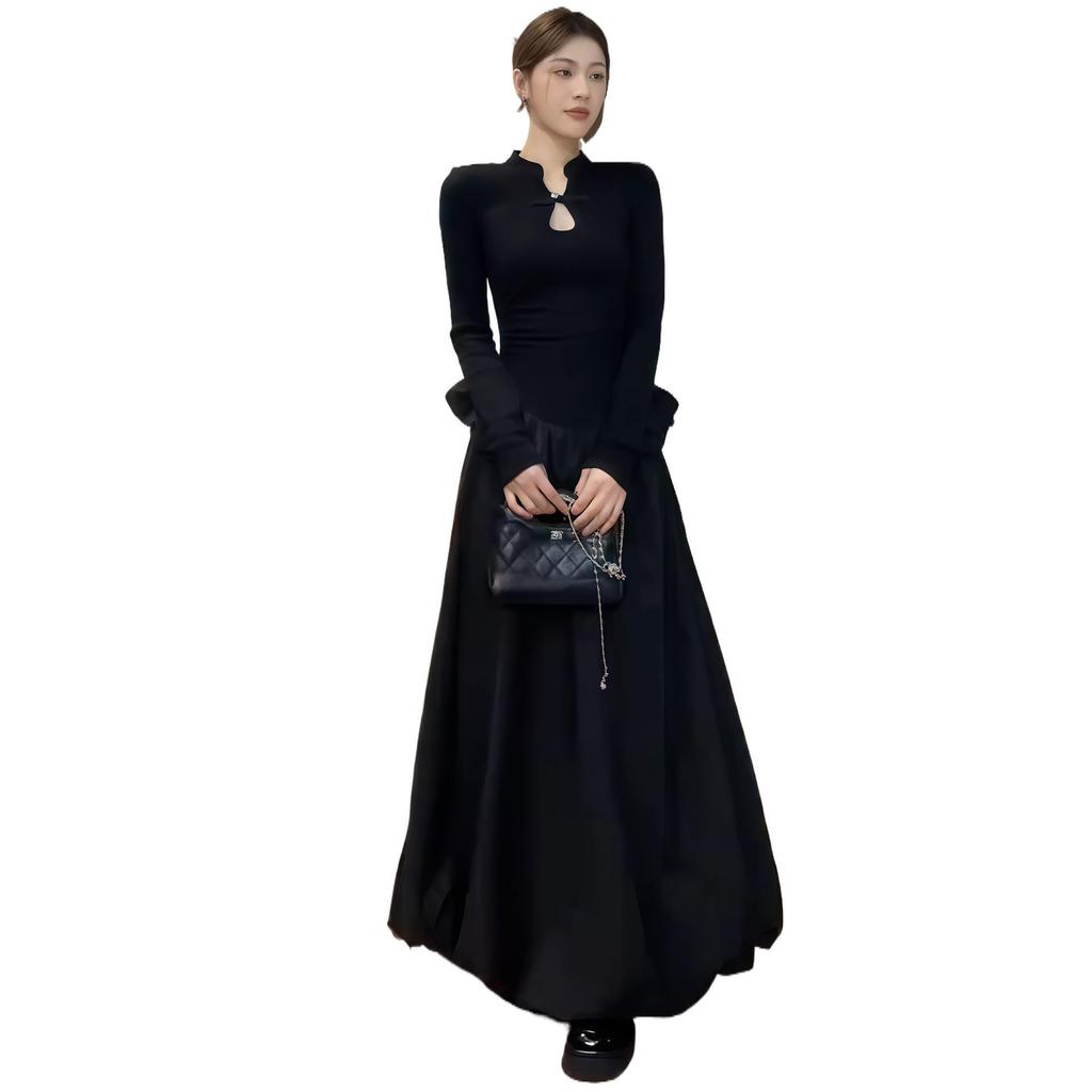 Женское осеннее платье А-силуэта с воротником-стойкой, пуговицами-«лягушками» и подчеркнутой талией