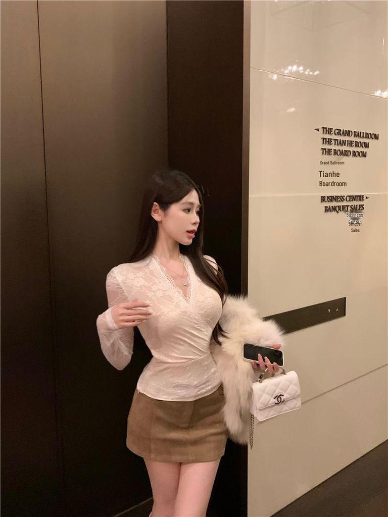 Black Women's V-Neck Lace Long Sleeve Top for Autumn and Winter - Slimming and Stylish Inner Base Shirt