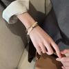 Корейская текстура Геометрия Женщины Нерегулярные браслеты Белая раковина Пластина Браслет Изогнутый