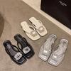 Модные женские шлепанцы, роскошные шлепанцы со стразами, летние нескользящие шлепанцы на плоской подошве для женщин, шлепанцы с перемычкой для пальца, пляжные шлепанцы, сандалии