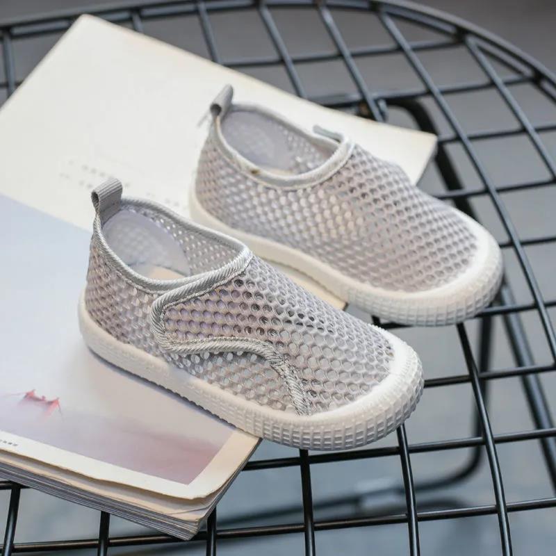 Летняя обувь для мальчиков и девочек. Детская спортивная легкая обувь на мягкой подошве на плоской подошве. Нескользящая однотонная повседневная обувь из сетчатой ​​ткани.