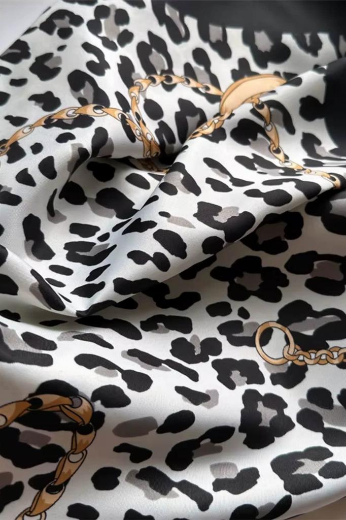 Scarf 90x90 with a leopard print and chains - Elegance with a twist