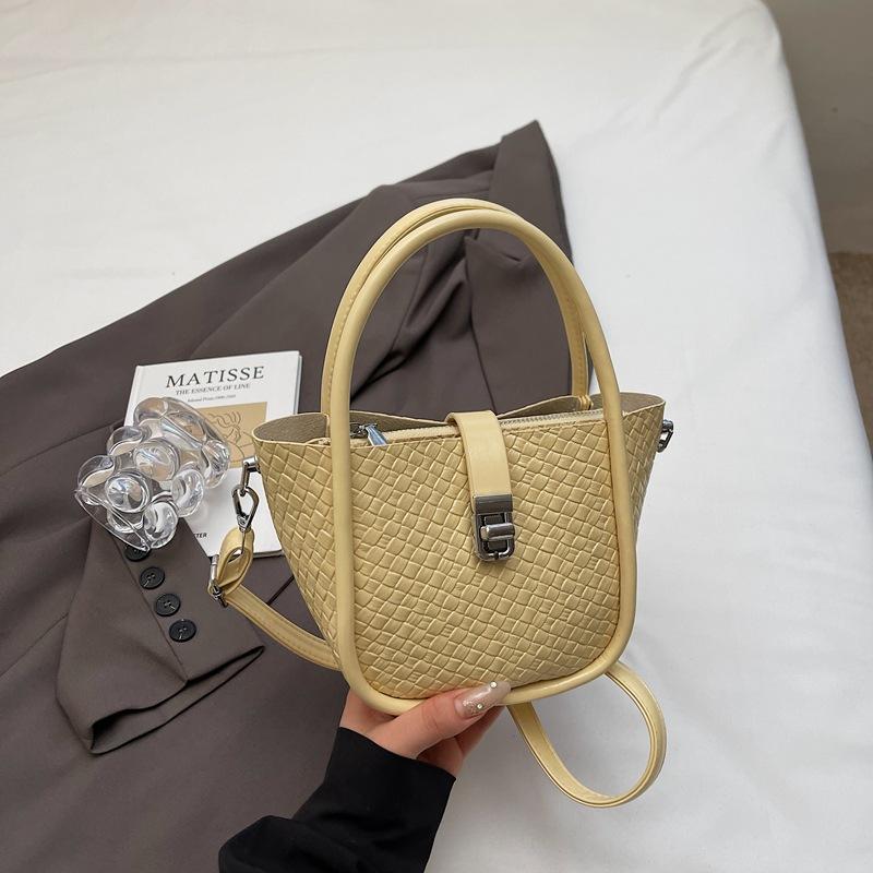 Niche Handbag Women's 2025 Summer New Korean Version Trend Bucket Bag Casual Simple Shoulder Messenger Women's Bag