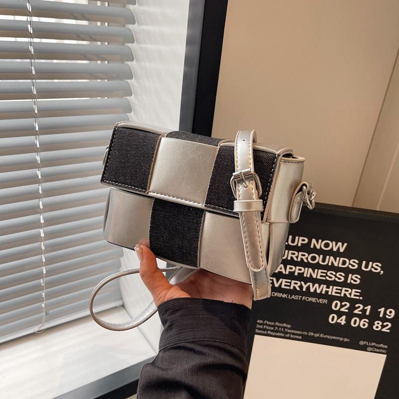 Сумка премиум-класса для женщин 2024 года, новый нишевый дизайн, универсальная контрастная цветная сумка через плечо, текстура, маленькая квадратная сумка