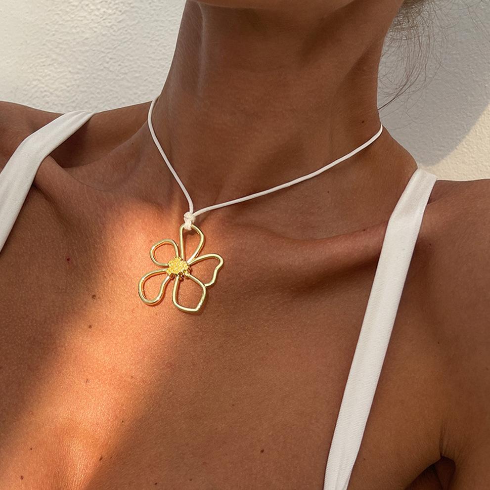 Персонализированное нишевое ожерелье с подвеской в виде цветка Женское ожерелье-чокер из сплава с большим цветком в стиле сладкого ветра, полое