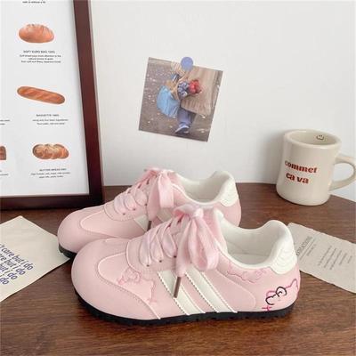 Милые мультяшные вышитые немецкие тренировочные туфли женские 2025 новые нишевые шикарные универсальные корейские кеды повседневные маленькие белые туфли женские