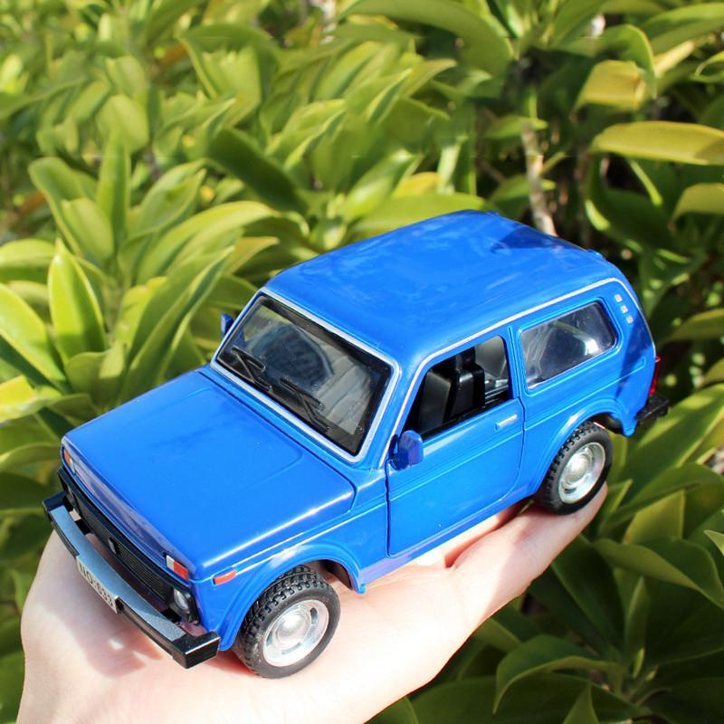Diecast 1:32 LADA NIVA Jeep Alloy Retro Car Model Car Central Control Ornaments Sound and Light Toy Christmas Gifts for Children