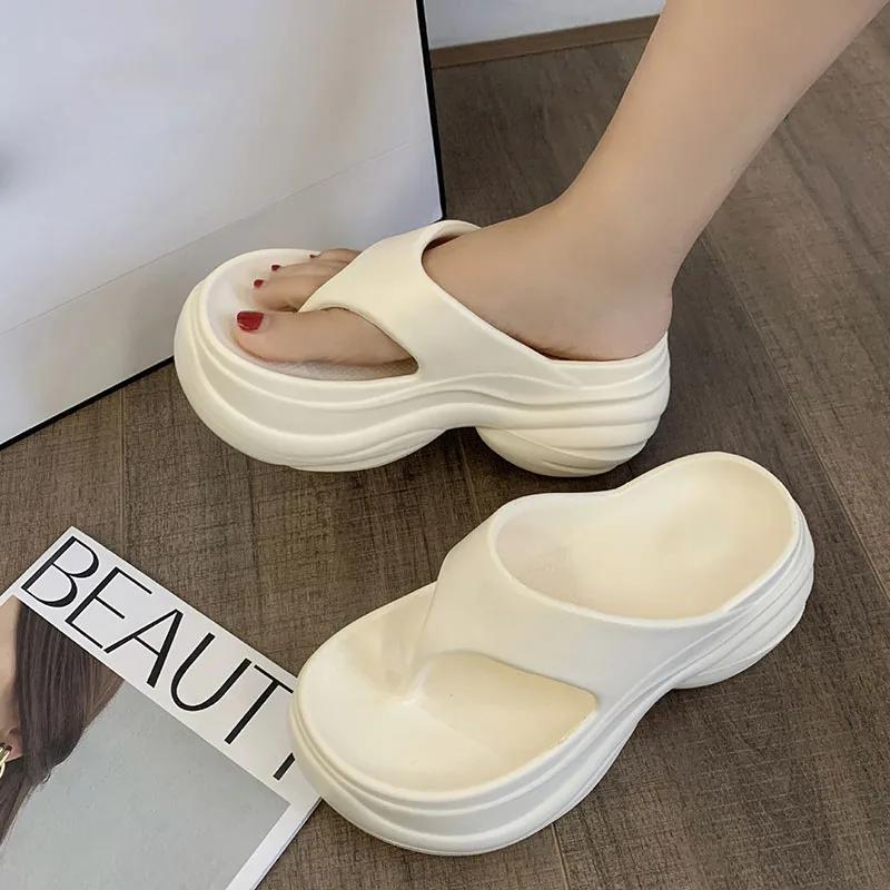 Модные толстые пляжные шлепанцы с перемычкой для женщин, летние женские шлепанцы на платформе с мягкой подошвой, нескользящие сандалии на массивной танкетке