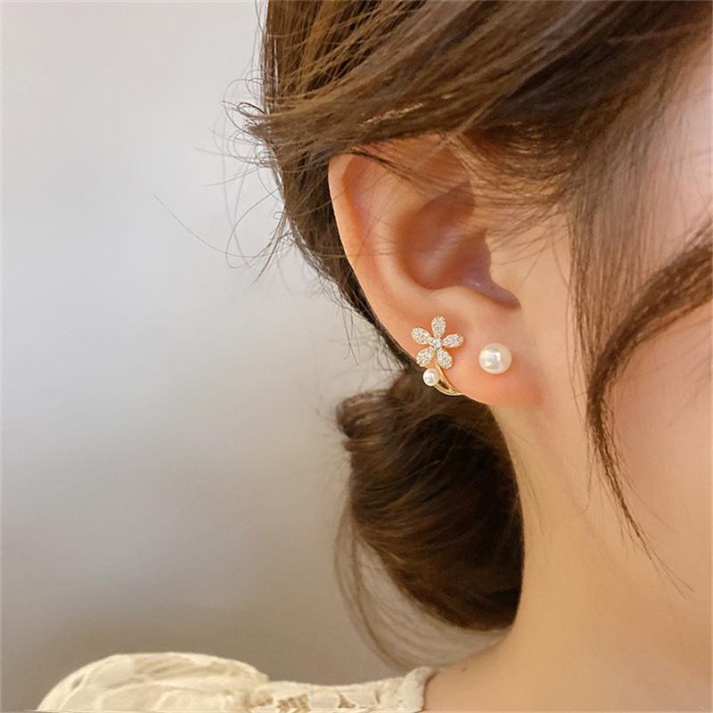 New Korean Light Luxury Imitation Pearl Flower Stud Earrings Ladies Fashion Charms Crystal Jewelry Everyday Party Gift