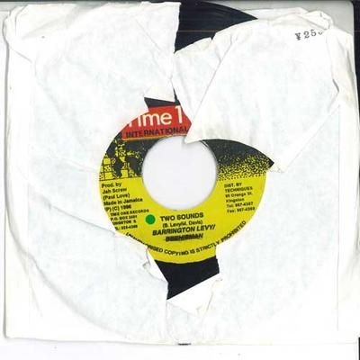 7-дюймовая пластинка BARRINGTON LEVY - Two Sounds NONE TIME 1 INTERNAT Ямайка Регги, Ска и Даб Б/у