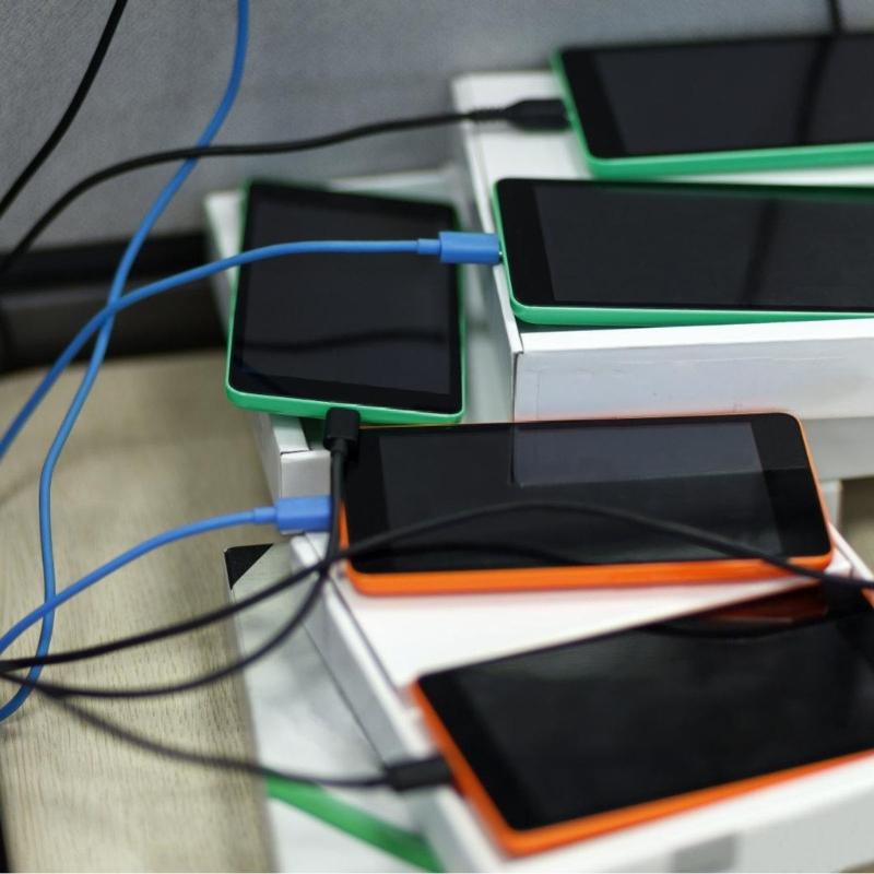 Европейские вилки Быстрое зарядное устройство USB C 20 Вт Встроенный светодиодный индикатор статуса зарядки Портативный дизайн Для использования с несколькими устройствами