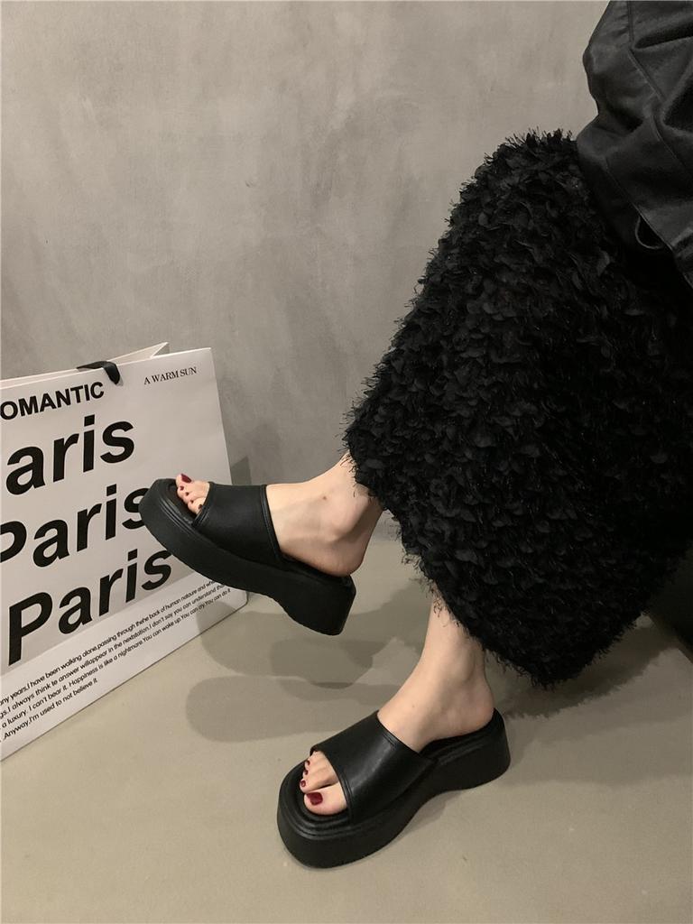 Простые удобные тапочки на толстой подошве для улицы, женская новинка 2024 года, повседневная пляжная обувь с кексами и рыбьим ртом