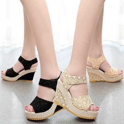 Легендарные женские модные тапочки на танкетке с открытым носком и летними босоножками на высоком каблуке4