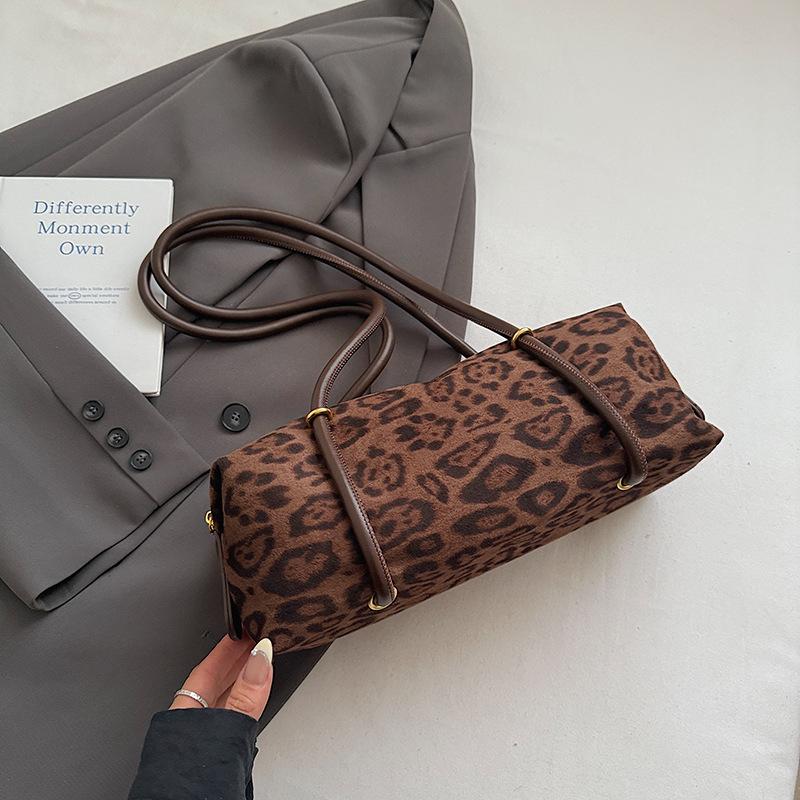 Korean Version of Niche Fashion Bag 2025 New Retro Leopard Print Shoulder Bag Large Capacity Texture Commuter Underarm Bag