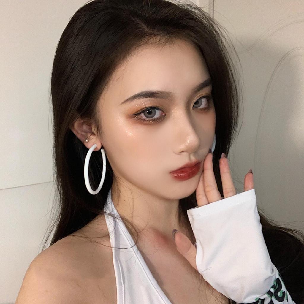 Винтажные красные серьги-кольца в гонконгском стиле: Элегантный женский аксессуар на осень/зиму